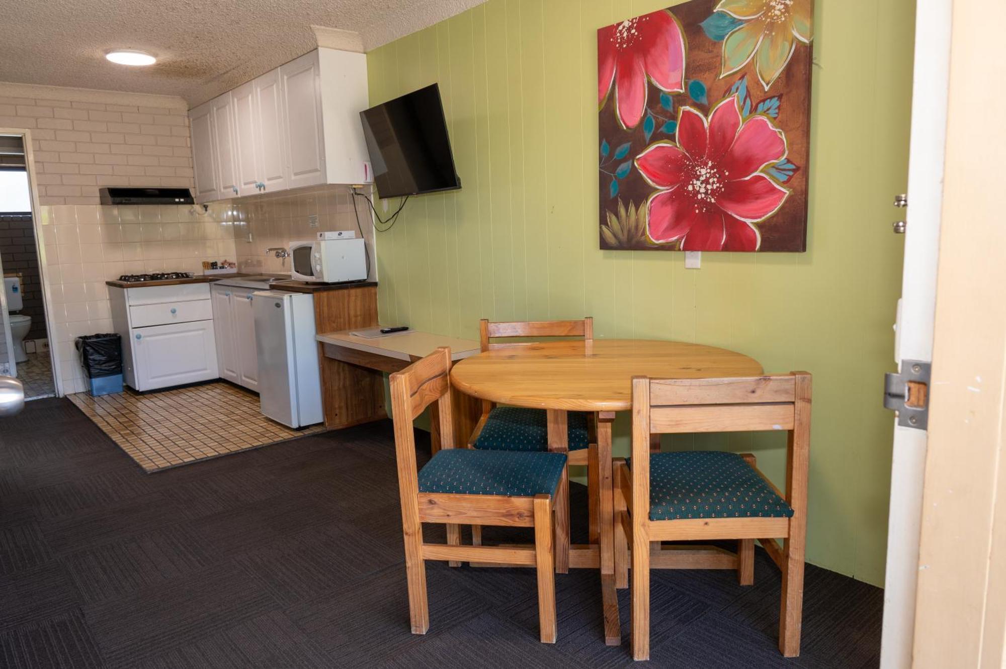 Tumut Valley Motel Pet Friendly מראה חיצוני תמונה