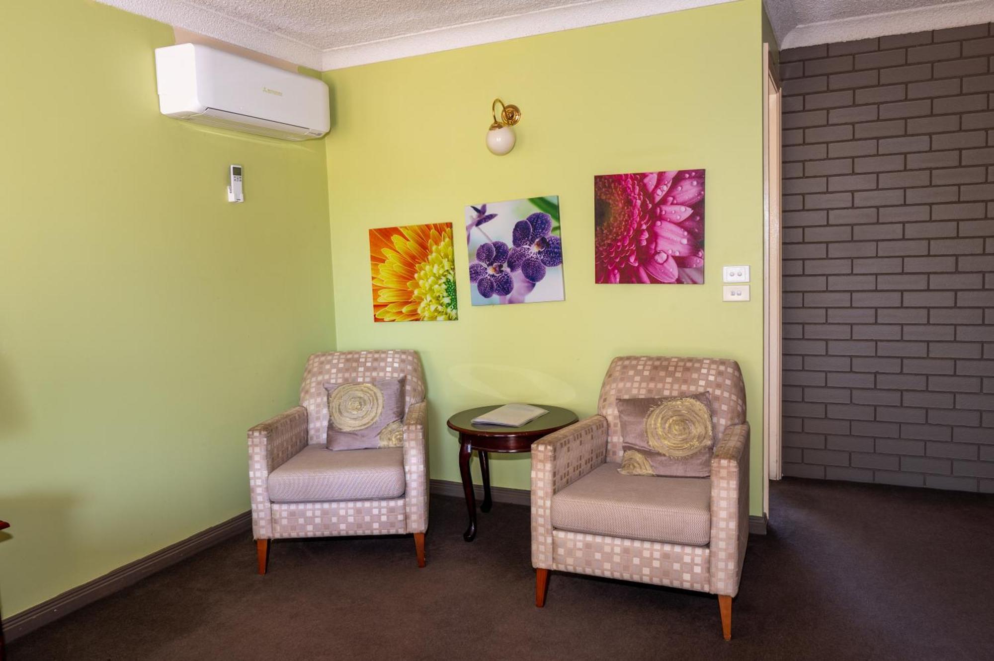 Tumut Valley Motel Pet Friendly מראה חיצוני תמונה