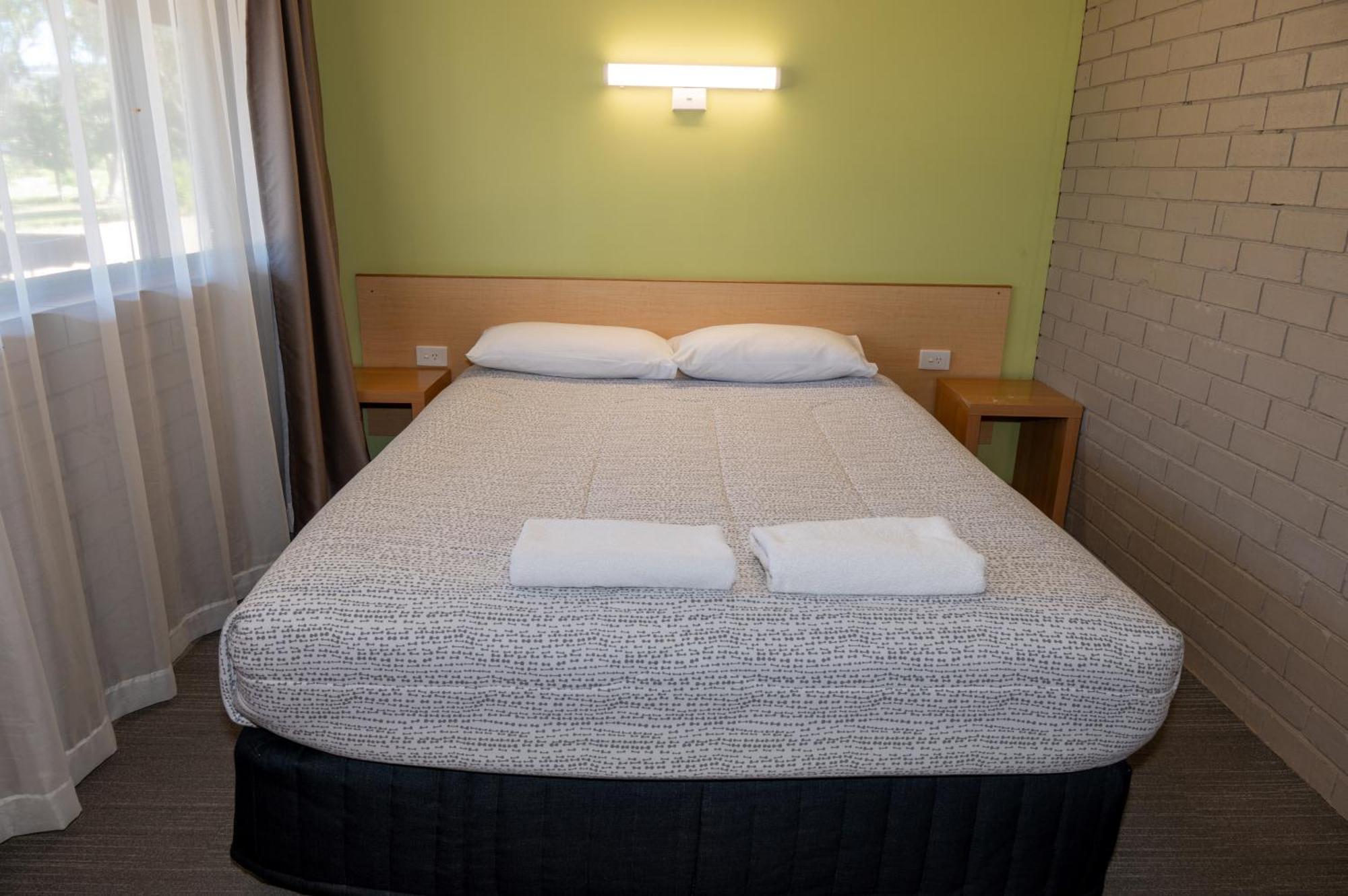 Tumut Valley Motel Pet Friendly מראה חיצוני תמונה
