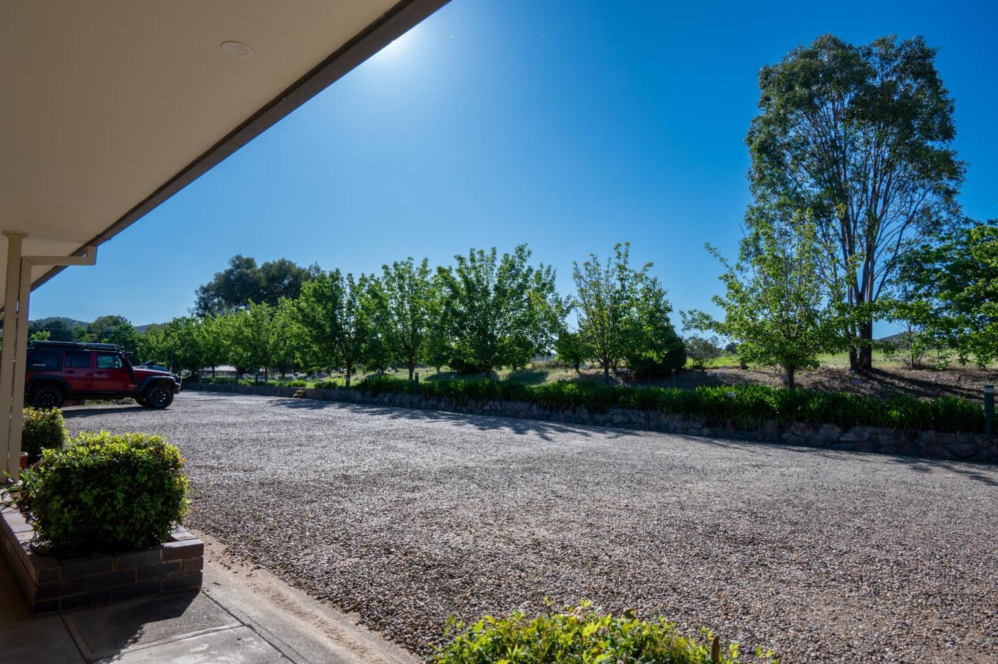 Tumut Valley Motel Pet Friendly מראה חיצוני תמונה
