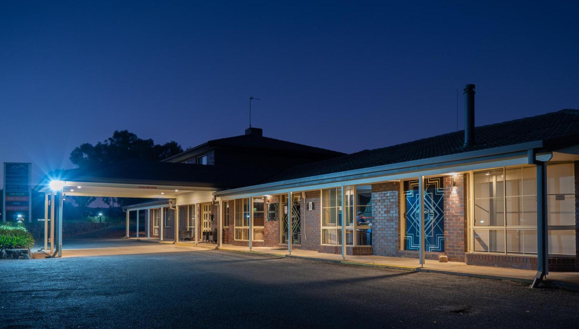 Tumut Valley Motel Pet Friendly מראה חיצוני תמונה
