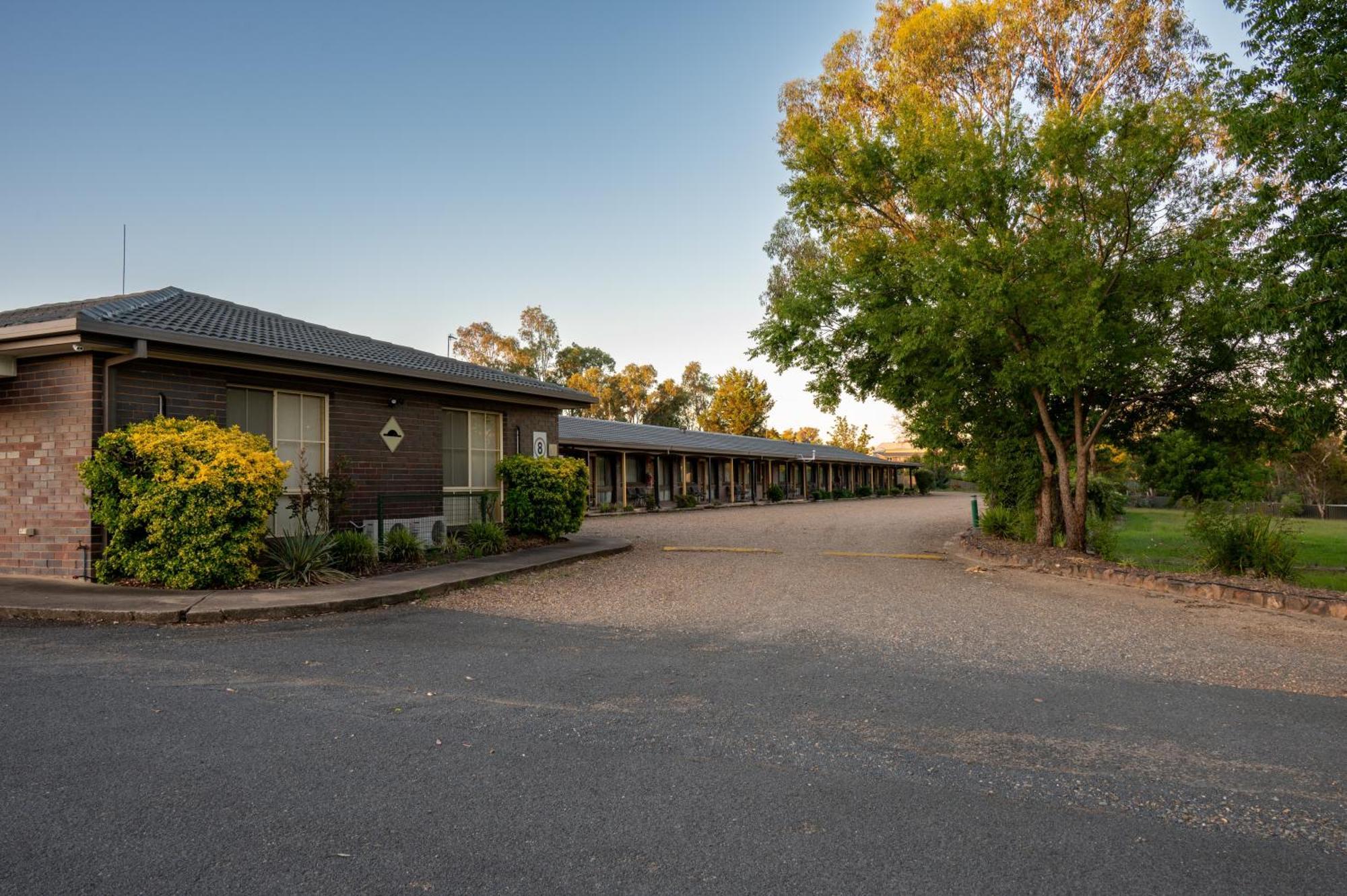 Tumut Valley Motel Pet Friendly מראה חיצוני תמונה