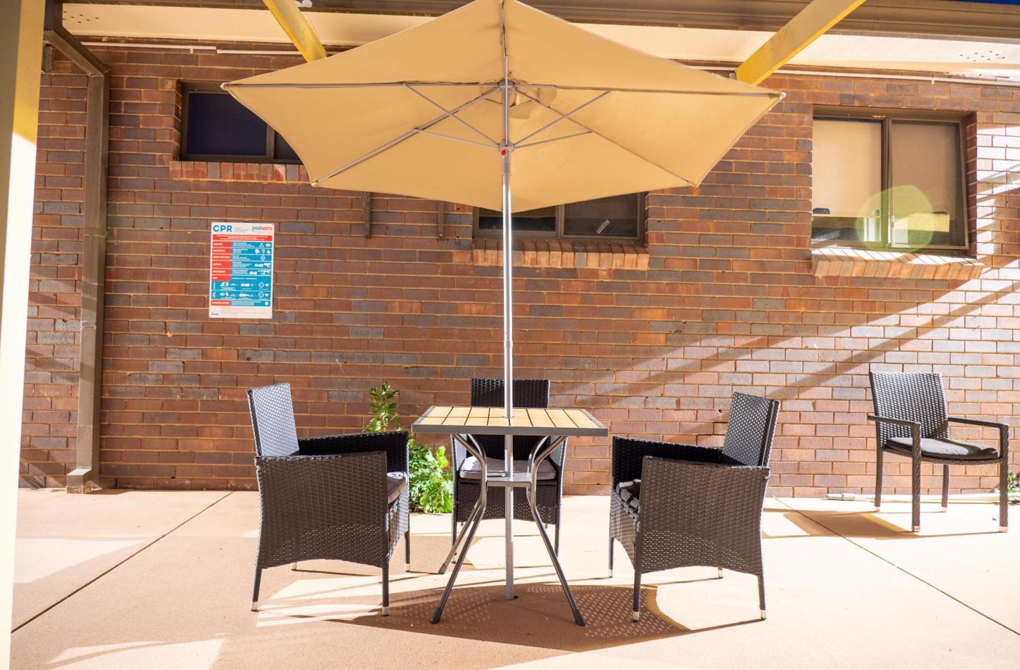 Tumut Valley Motel Pet Friendly מראה חיצוני תמונה