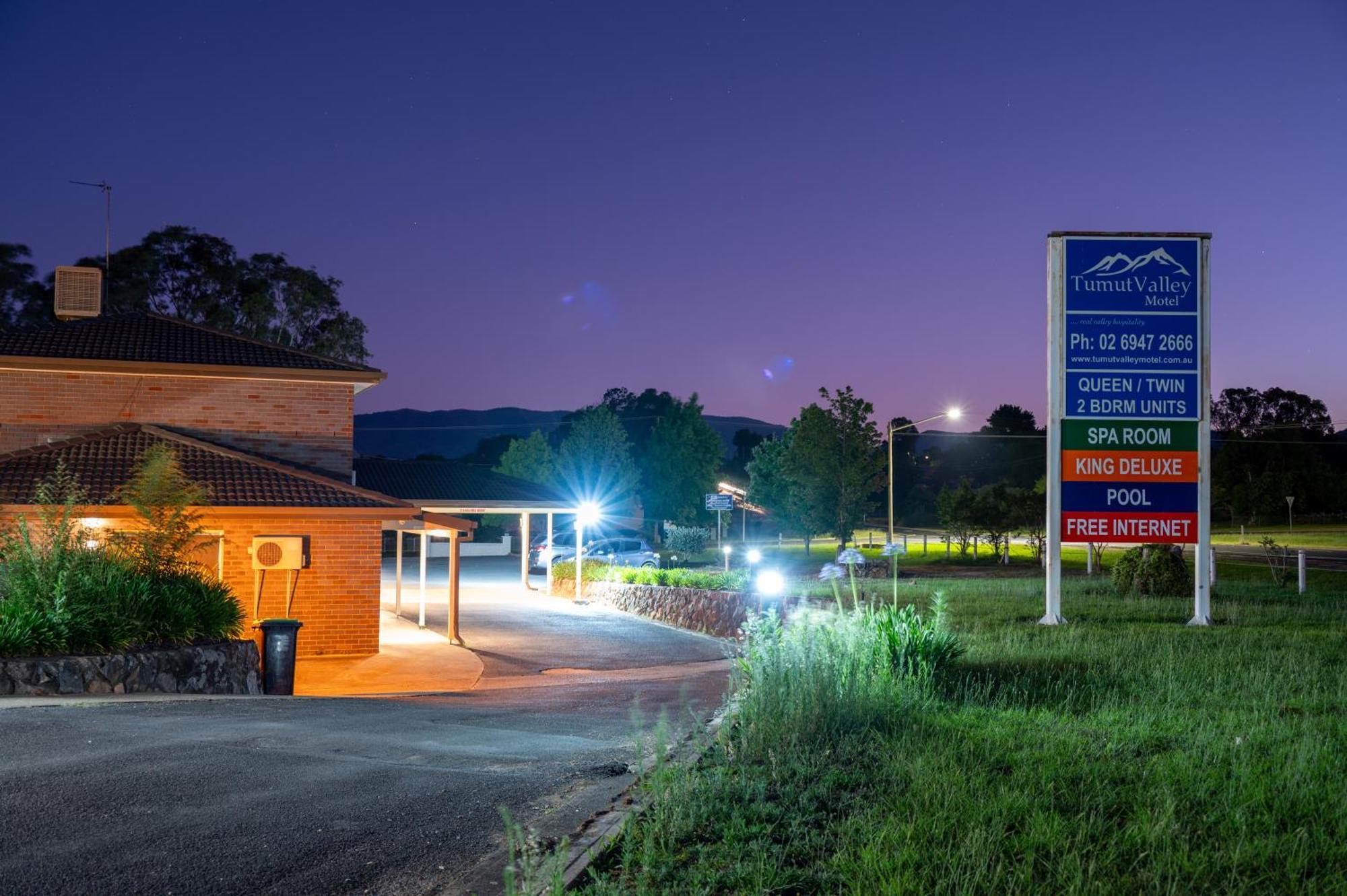 Tumut Valley Motel Pet Friendly מראה חיצוני תמונה