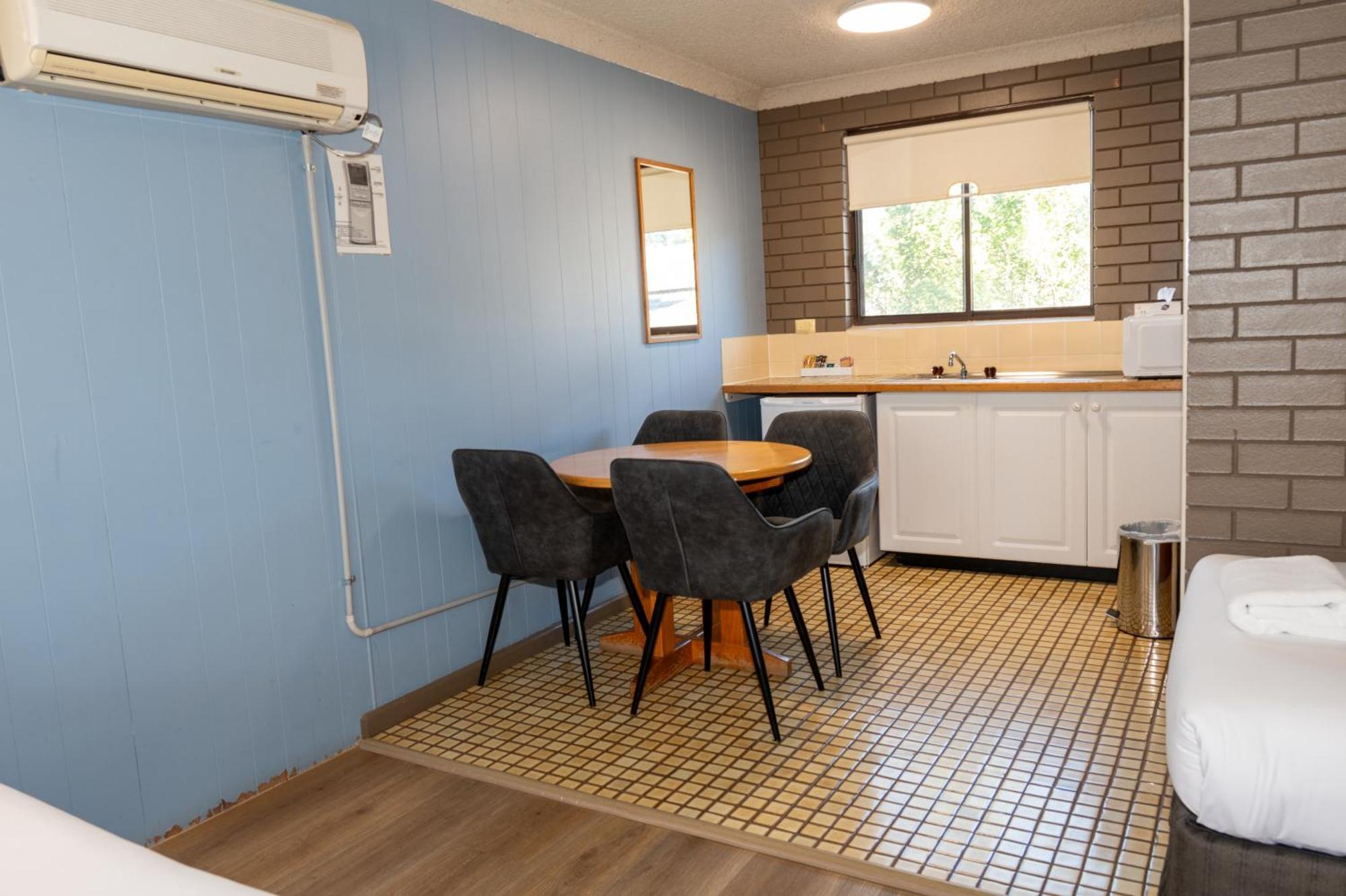 Tumut Valley Motel Pet Friendly מראה חיצוני תמונה