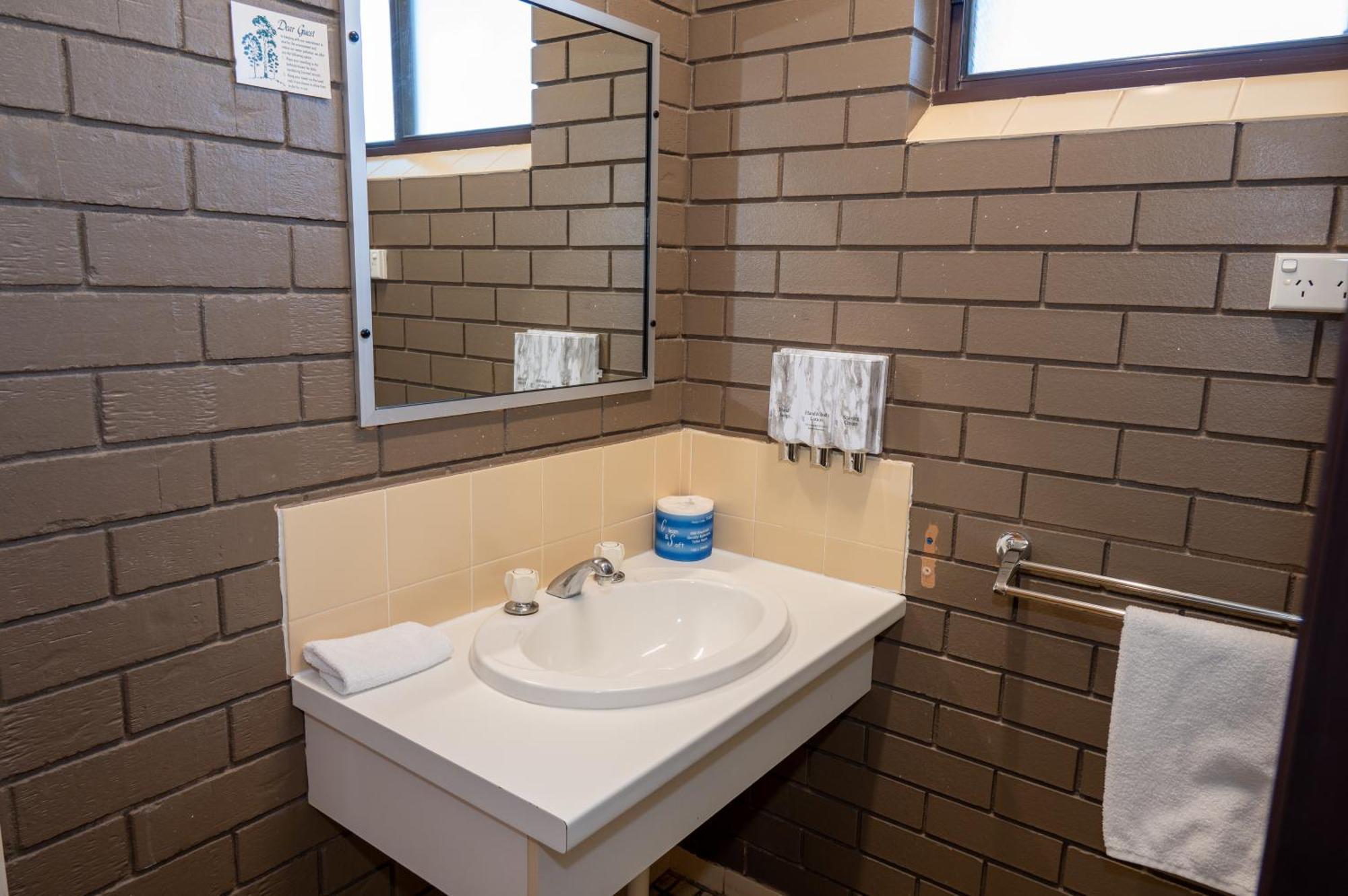 Tumut Valley Motel Pet Friendly מראה חיצוני תמונה