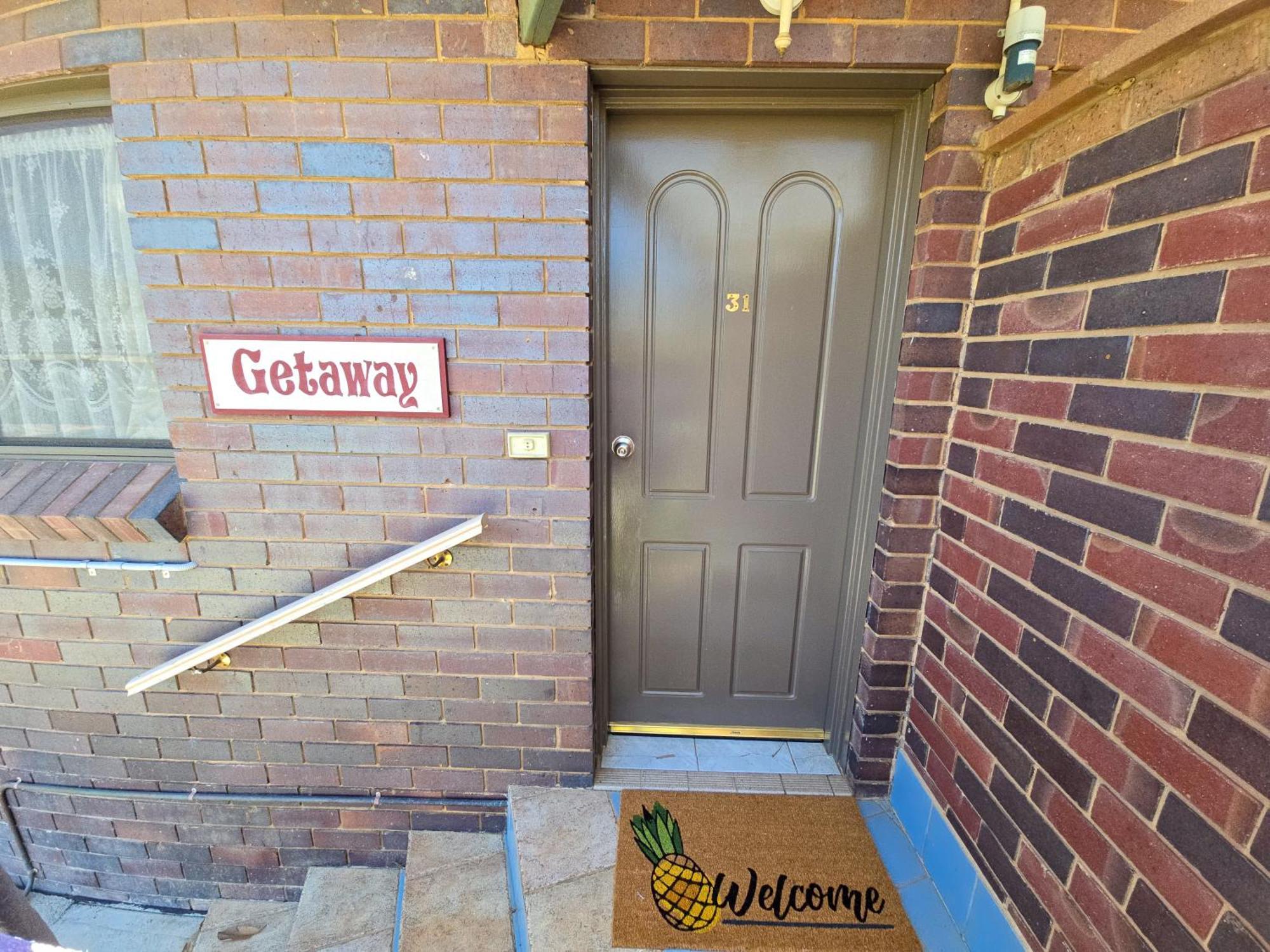Tumut Valley Motel Pet Friendly מראה חיצוני תמונה