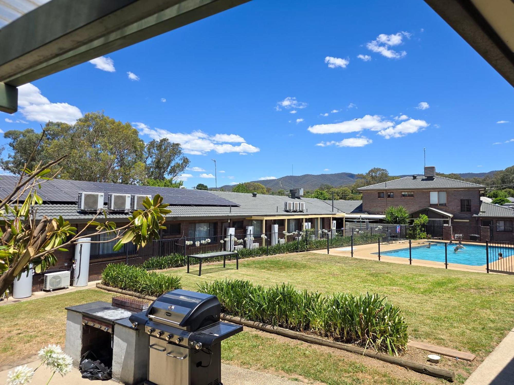 Tumut Valley Motel Pet Friendly מראה חיצוני תמונה