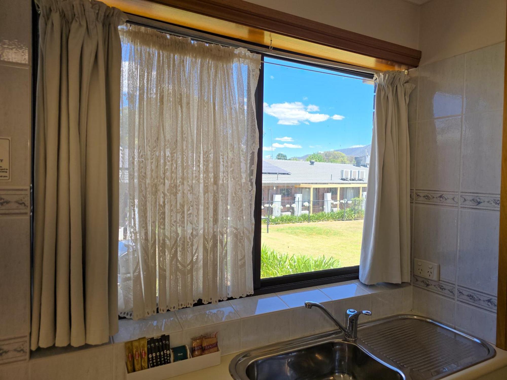Tumut Valley Motel Pet Friendly מראה חיצוני תמונה