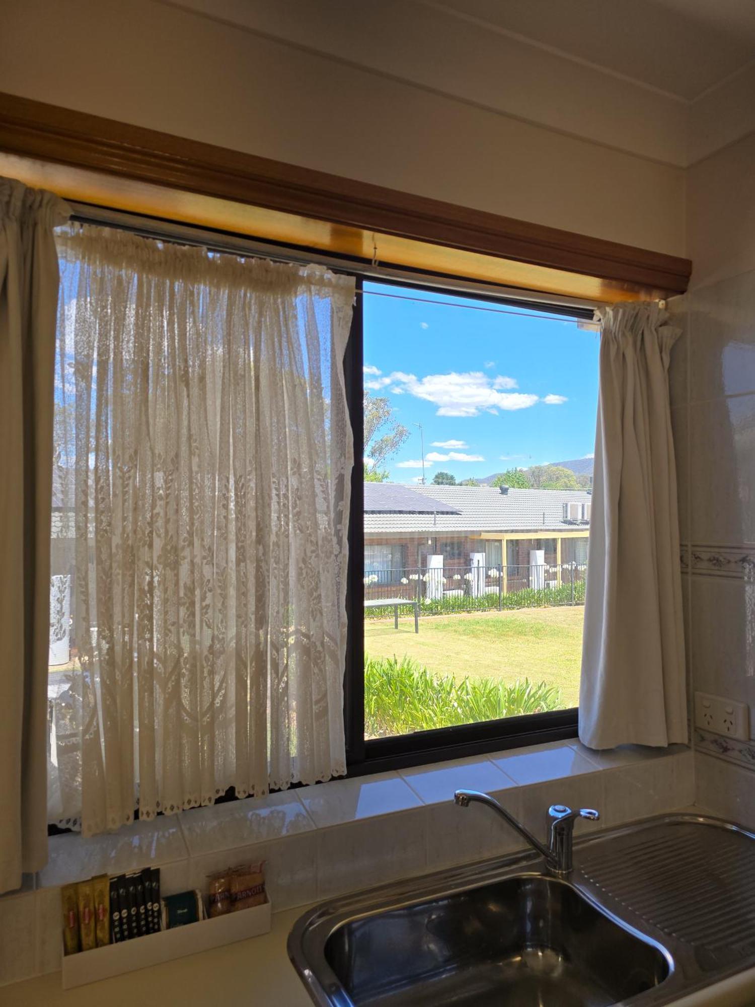 Tumut Valley Motel Pet Friendly מראה חיצוני תמונה